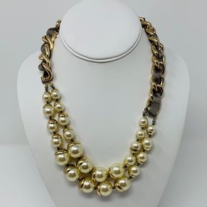 PRETTY IN PEARLS NECKLACE. LIKE-NEW CONDITION